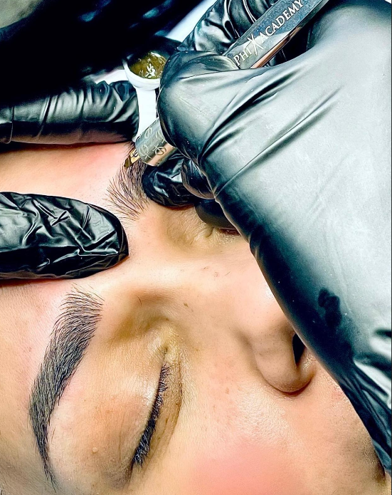 Tratamiento de cejas realizado por una especialista de iBrows Studio